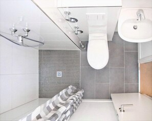 A modern bathroom with a shower, toilet, and sink. - Frisch Renovierte Wohnung im Zentrum von Wismar (Wismar)