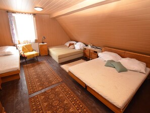 5 bedrooms, bed sheets - Family Chalet With Garden (Krasna Lipa)