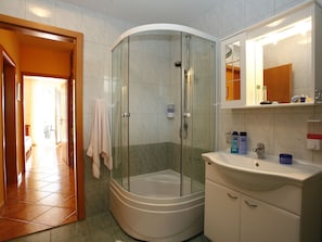 Apartment | Bathroom | Shower, towels
