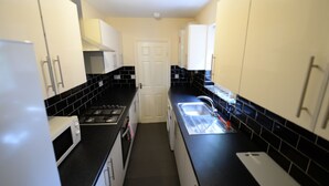 House | Private kitchen | Fridge, microwave, oven, stovetop - Modern Holiday Home in Coventry Near Coventry University (Coventry)