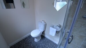 House | Bathroom | Shower - Modern Holiday Home in Coventry Near Coventry University (Coventry)