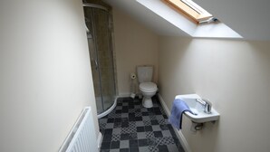 House | Bathroom | Shower - Modern Holiday Home in Coventry Near Coventry University (Coventry)