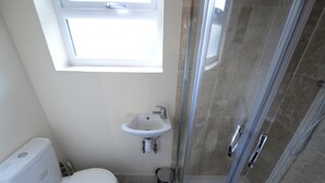 House | Bathroom | Shower - Modern Holiday Home in Coventry Near Coventry University (Coventry)