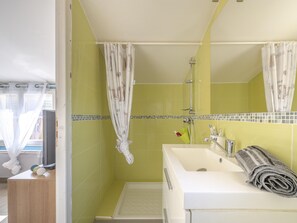 Shower, towels - Boutique Villa in Sommières With Swimming Pool (Sommieres)