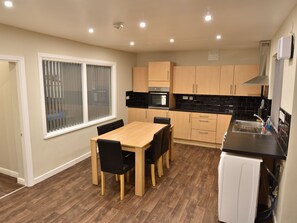 House | Private kitchen - Spacious Holiday Home in Coventry near Coventry University (Coventry)