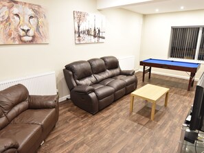 House | Living room - Spacious Holiday Home in Coventry near Coventry University (Coventry)