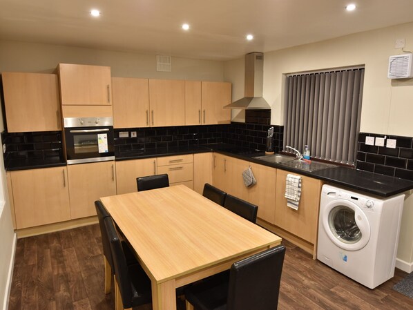 House | Private kitchen - Spacious Holiday Home in Coventry near Coventry University (Coventry)