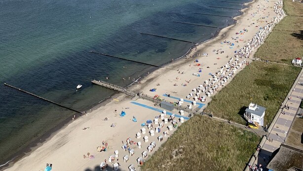 An aerial view of a beach with clear skies, a sandy shore, and a few boats in the water. - Cozy Apartment in Kägsdorf near Sea (Bastorf)