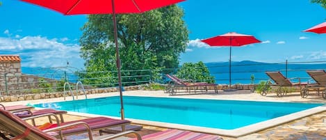 Villa | Zwembad | Een binnenzwembad en een buitenzwembad