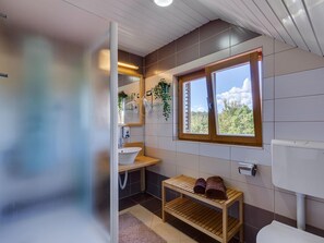 Casa | Baño | Regadera, secadora de cabello, shampoo 