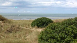 A coastal landscape with dunes, shrubs, and a view of the sea. - Oostduinkerke Forestside Villa (Koksijde)