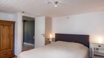 House | 5 bedrooms, individually furnished, bed sheets