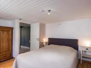 House | 5 bedrooms, individually furnished, bed sheets