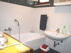 A bathroom with a bathtub, a sink, and a toilet. - Comfortable Holiday Home Only 500m to the sea With Outdoor Kitchen, Wifi and Airco (Medulin)