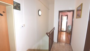 A staircase with a wooden handrail leading to a landing. - Comfortable Holiday Home Only 500m to the sea With Outdoor Kitchen, Wifi and Airco (Medulin)