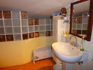 Bathroom - Lovely Holiday Home in Sorano Italy near Forest (Sorano)
