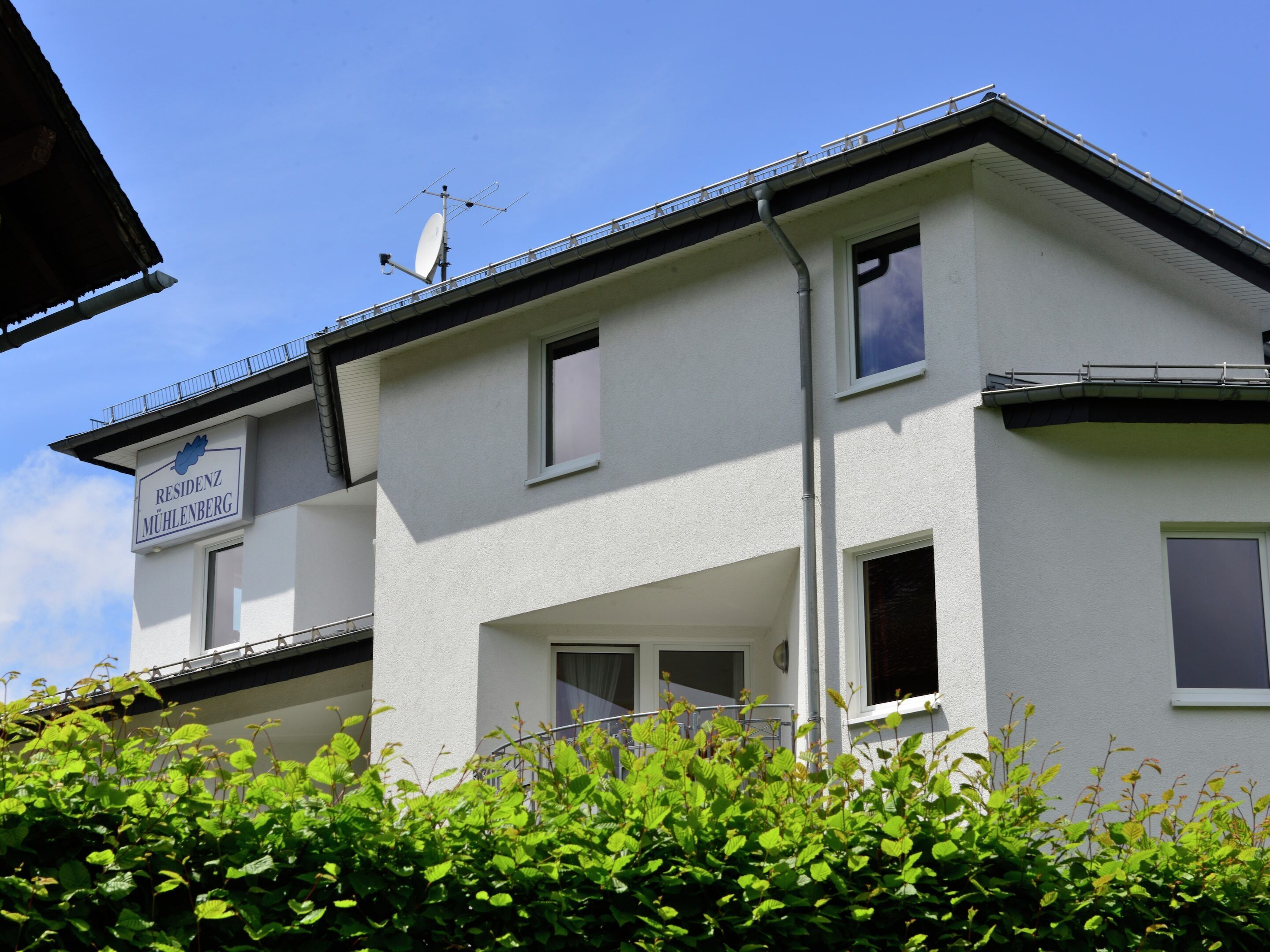 Un immeuble de deux étages sur lequel on peut lire l’inscription « RESIDENZ MUHLENBERG ».