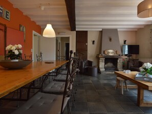 Huis | Woonkamer | Televisie en een tafeltennistafel