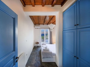 6 bedrooms, individually furnished, bed sheets