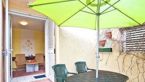 Apartment | Balcony - Pleasing Apartment in Rovinj near Sea (Rovinj)
