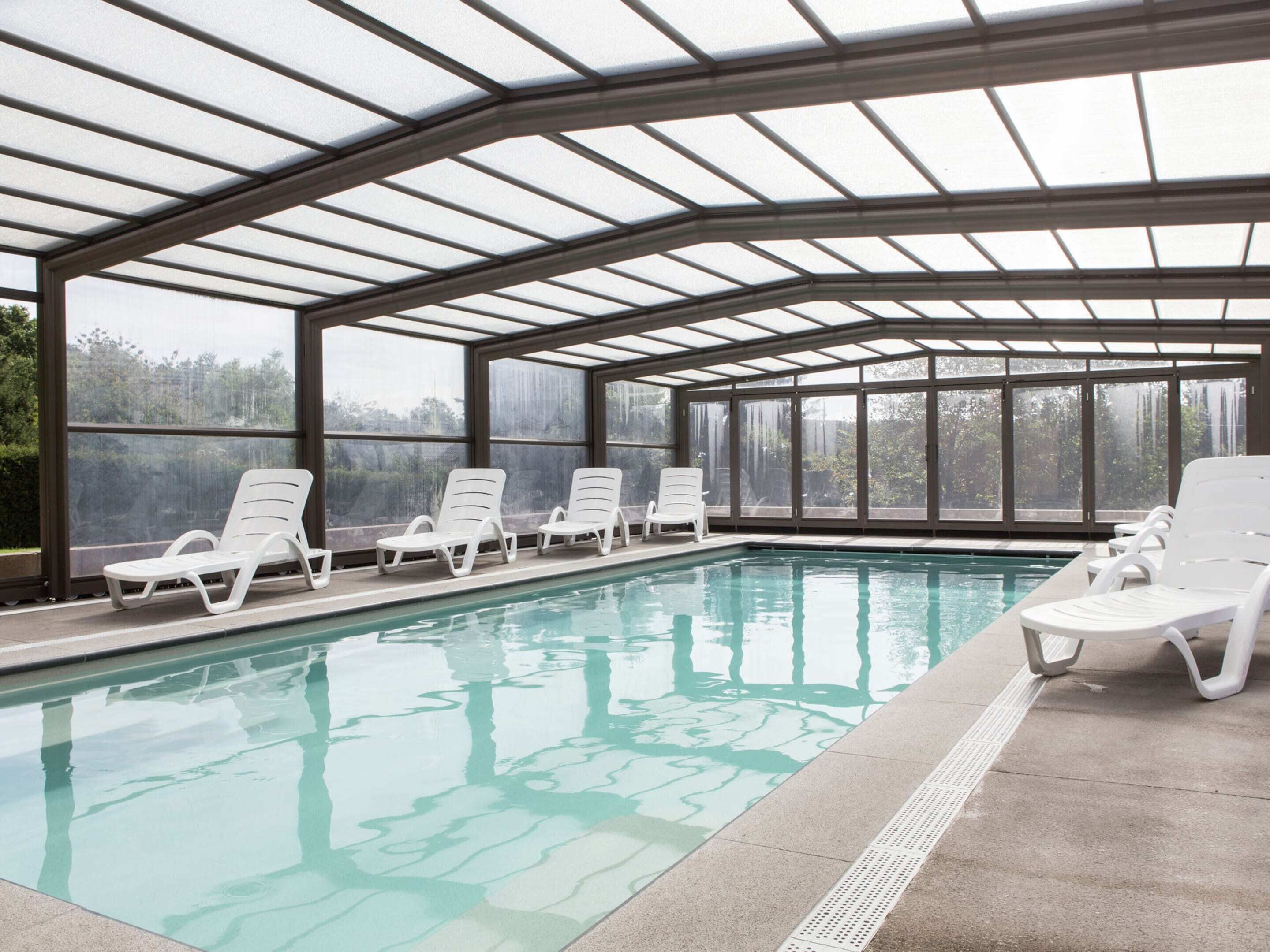 Una piscina techada, una piscina al aire libre