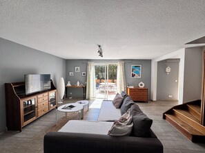 TV - Quiet villa with large terrace close to the Garonne beach (Le Pradet)