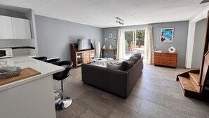 Un apartamento moderno con cocina, comedor y sala de estar.