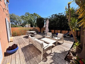 Outdoor dining - Quiet villa with large terrace close to the Garonne beach (Le Pradet)