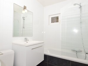 Combined shower/tub - Spacious Chalet in Daverdisse With Sauna (Daverdisse)