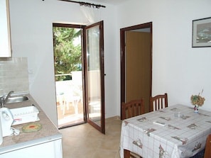 Dining - Lovely Apartment With Balcony and Sea View, Near the Sea, BBQ for use (Pag)