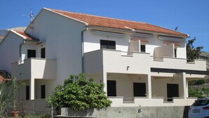 Exterior - Lovely Apartment With Balcony and Sea View, Near the Sea, BBQ for use (Pag)