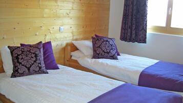 Chalet | 3 bilik tidur, dilengkapkan perabot secara berasingan, cadar katil