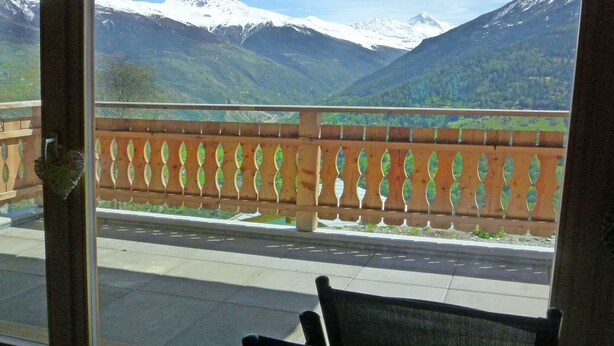 A balcony with a view of snow-capped mountains. - Chalet in Heremence With Stunning Alpine Views (Heremence)