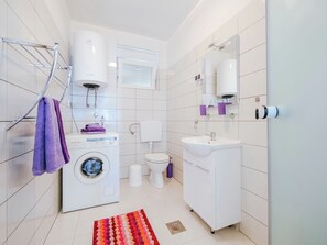 Ferienhaus | Badezimmer | Dusche, Handtücher