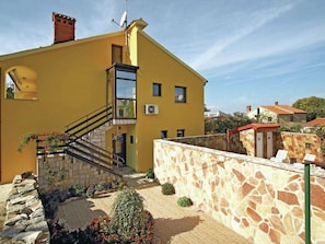 Exterior - Apartment With Balcony in Peroj Near the Beach (Vodnjan)