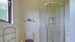 House | Bathroom | Shower, towels - Detached Holiday Home in Beautiful Forest Location in Brightling (Robertsbridge)