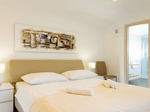 Room amenity - Luxury Bedroom in the Heart of Split With Balcony, Flat-screen TV, Airco and Wifi (Split)