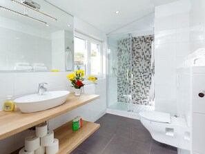Apartment | Bathroom - Luxury Bedroom in the Heart of Split With Balcony, Flat-screen TV, Airco and Wifi (Split)
