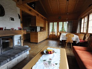 Chalet | Living room | Fireplace, DVD player