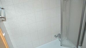 Chalet | Bathroom | Shower - Stylish Chalet in Achseten Höchst With Terrace (Frutigen)