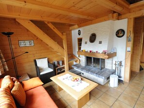 Chalet | Living room | Fireplace, DVD player