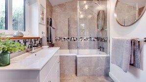 Bañera con ducha, toallas