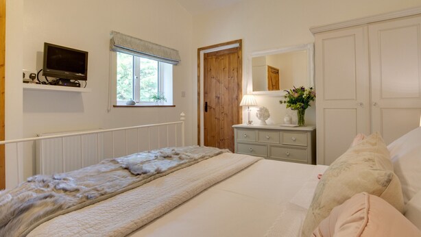 2 habitaciones, muebles diferentes y ropa de cama 