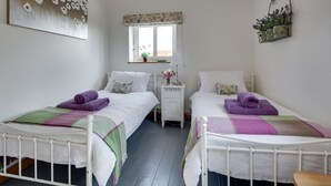 2 habitaciones, muebles diferentes y ropa de cama 