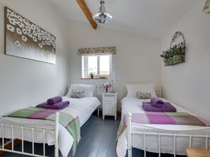 2 Schlafzimmer, individuell eingerichtet, Bettwäsche