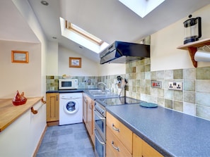 Microwave, stovetop, cookware/dishes/utensils - Rustic Holiday Home in Penrhyndeudraeth With Terrace (Penrhyndeudraeth)