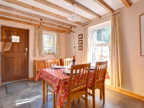 Dining - Rustic Holiday Home in Penrhyndeudraeth With Terrace (Penrhyndeudraeth)