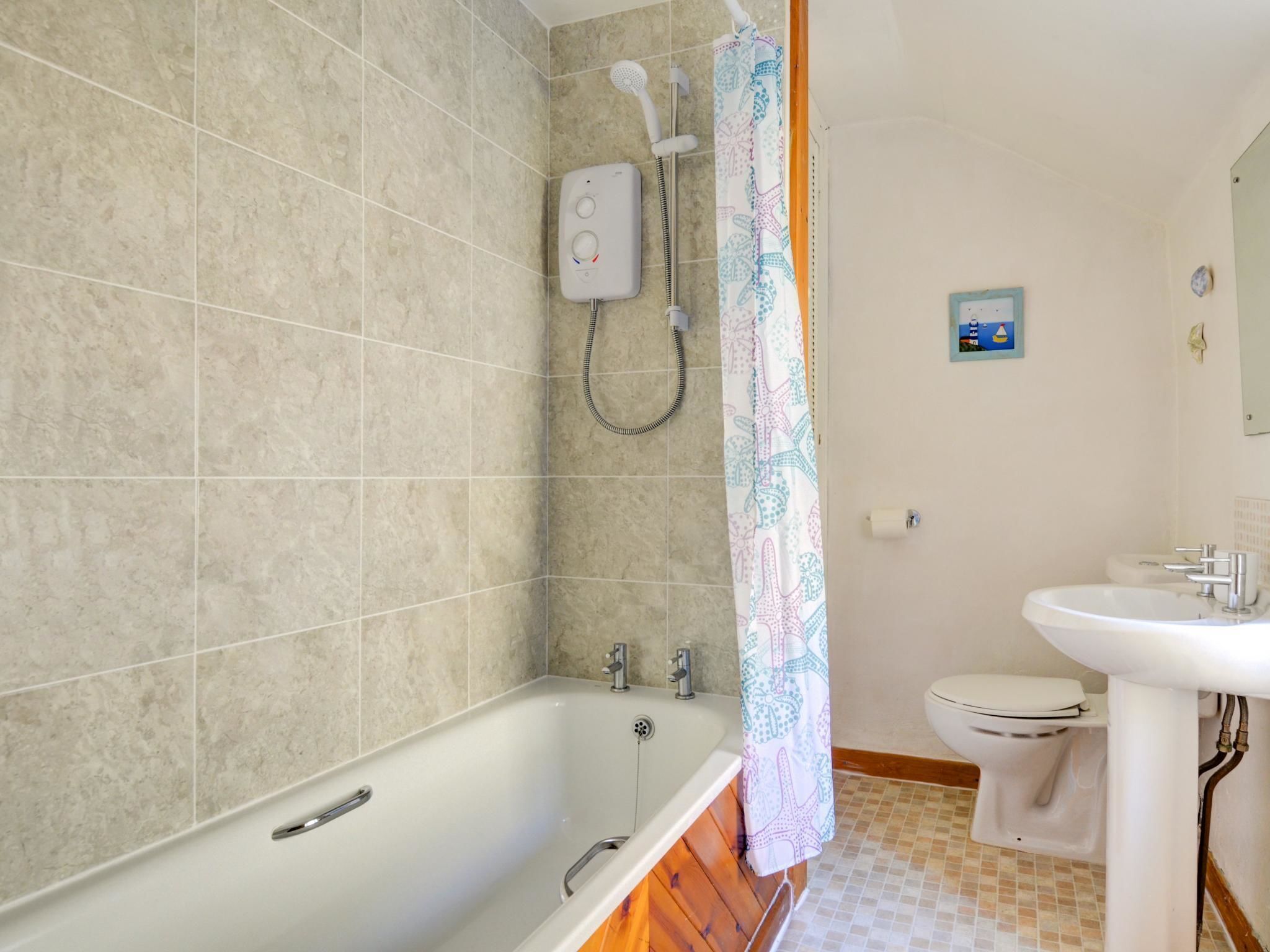 Combined shower/bathtub