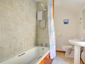 Combined shower/bathtub - Rustic Holiday Home in Penrhyndeudraeth With Terrace (Penrhyndeudraeth)