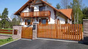 Exterior - Spacious Villa With Sauna and Garden (Lipno nad Vltavou)